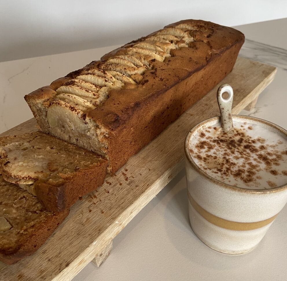 Suikervrije speltcake met appel en stukjes walnoten